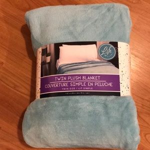 New Life comfort light blue twin plush blanket